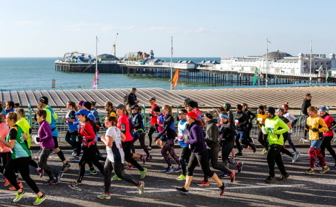 runners-by-pier